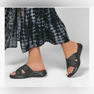 Skechers Women’s On-the-go Goga Mat Slides Black Size 10 (Like New Condition)
